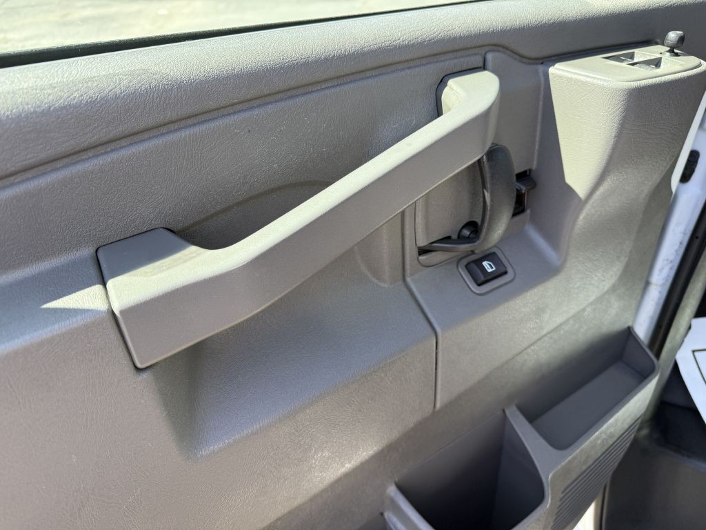 2022 Chevrolet Express Image 15