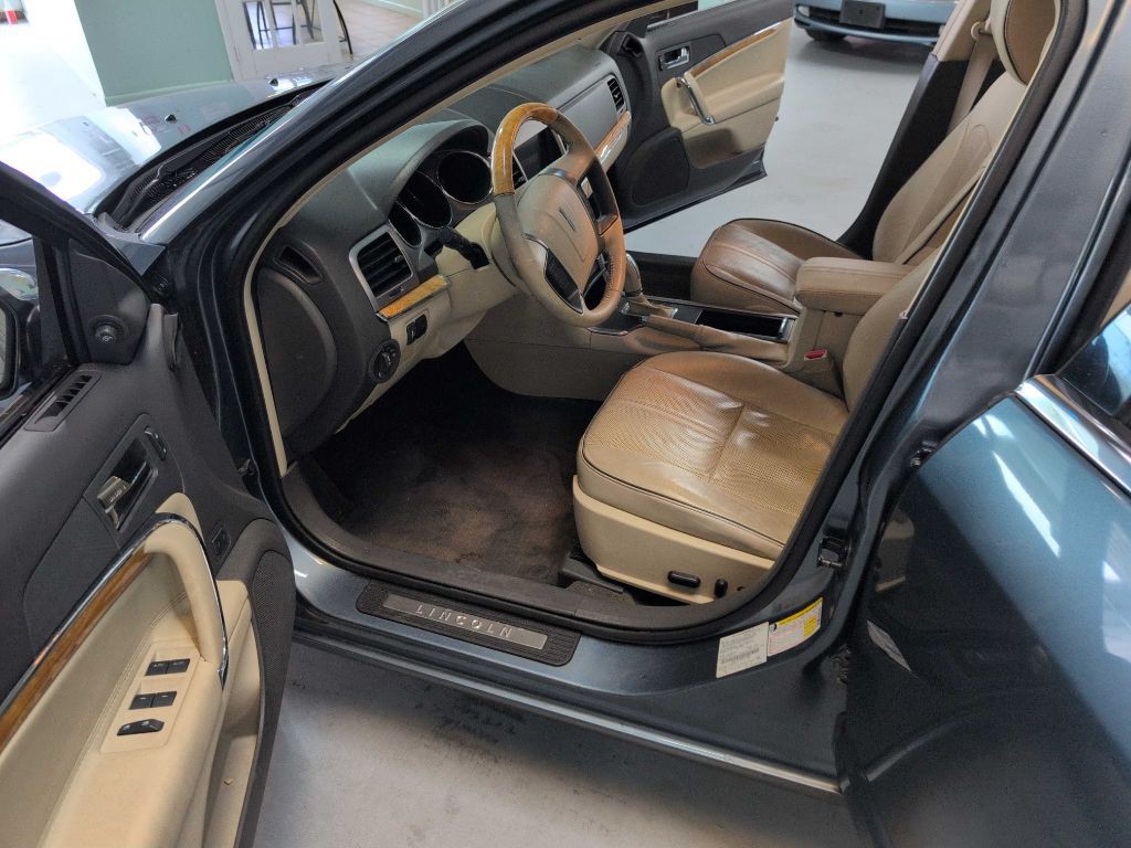 2011 Lincoln MKZ Image 3