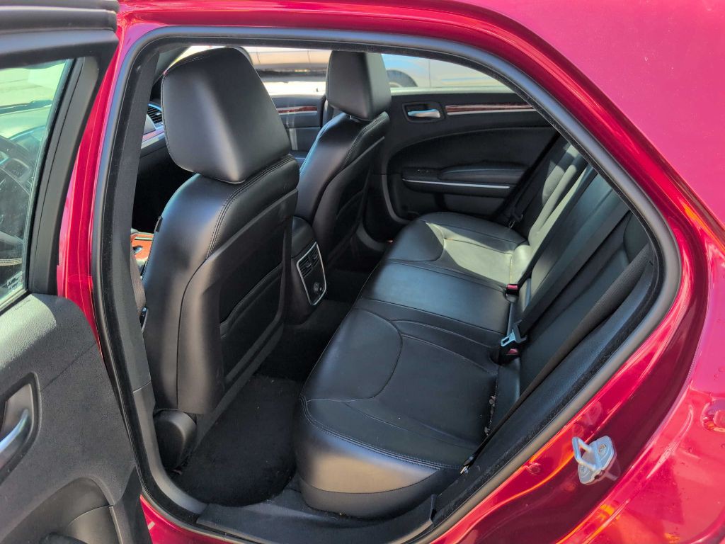 2014 Chrysler 300 Image 8