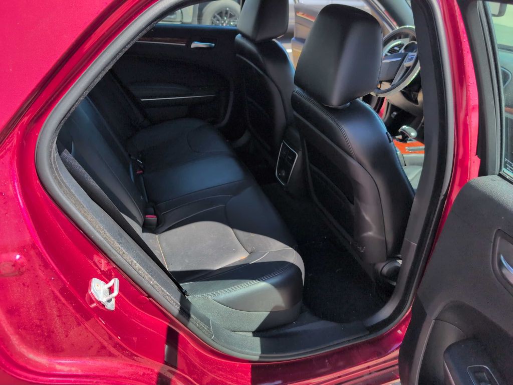 2014 Chrysler 300 Image 9