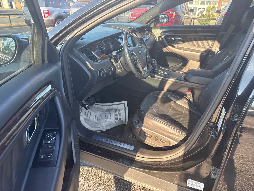 2015 Ford Taurus Image 9