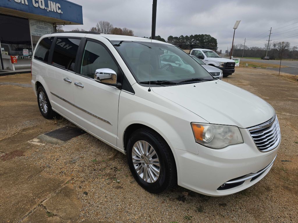 2013 Chrysler Town & Country Image 2