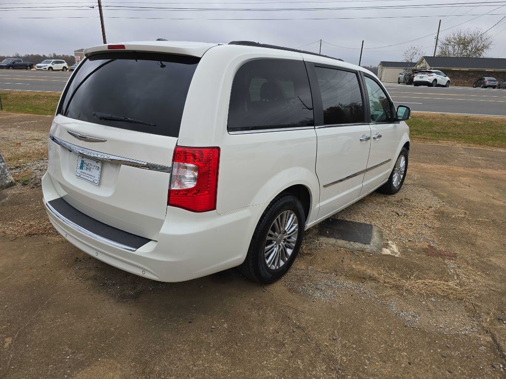 2013 Chrysler Town & Country Image 3