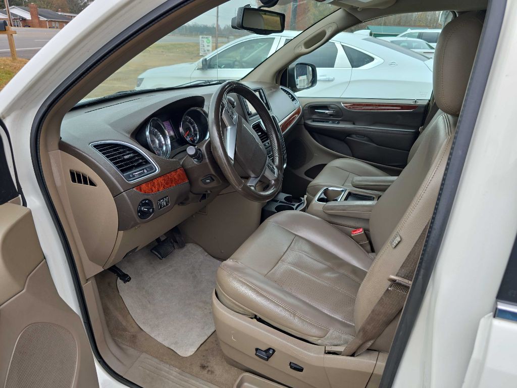 2013 Chrysler Town & Country Image 5