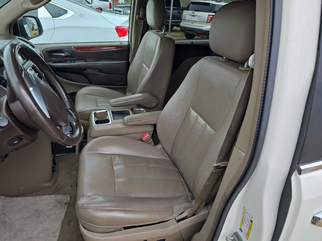 2013 Chrysler Town & Country Image 7