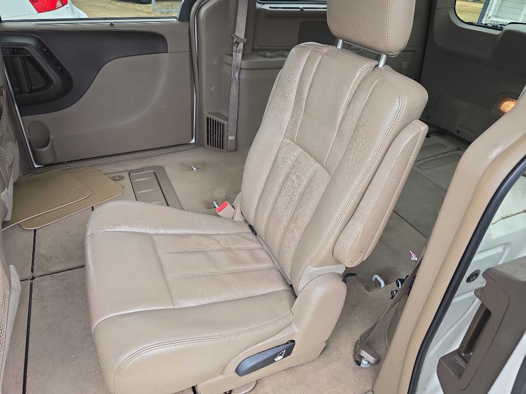 2013 Chrysler Town & Country Image 8