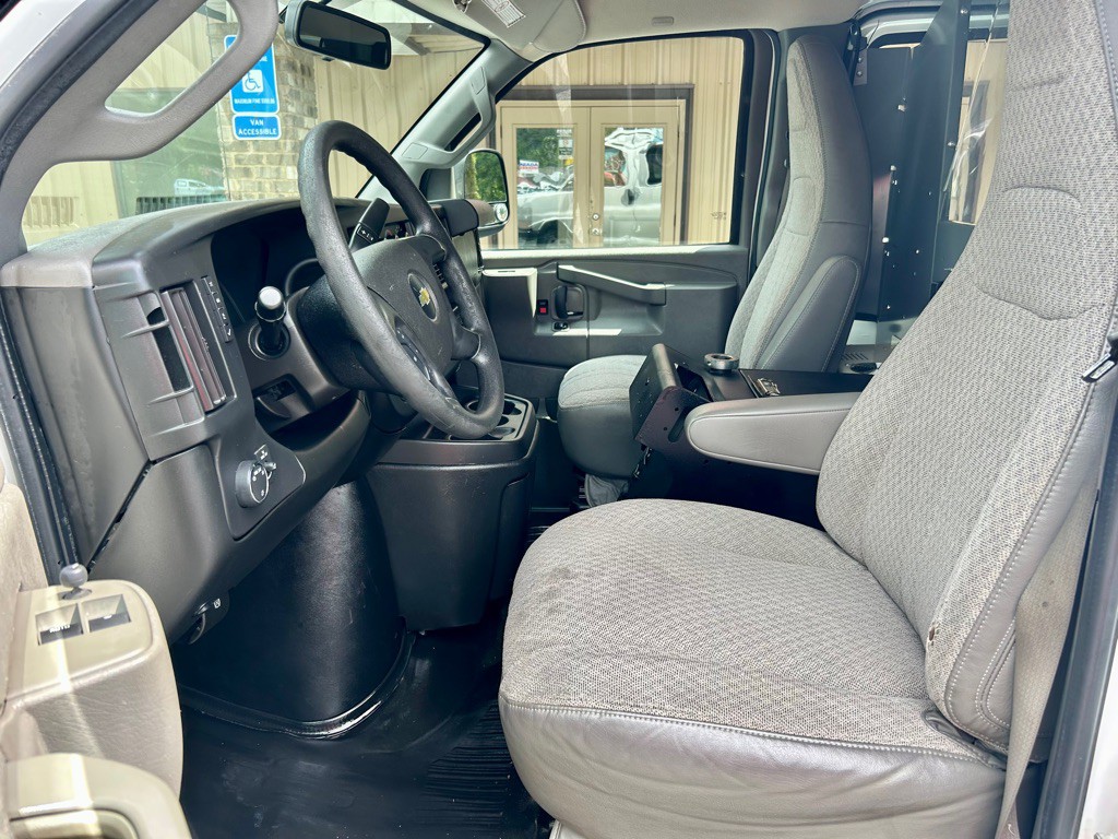 2016 Chevrolet Express Image 21