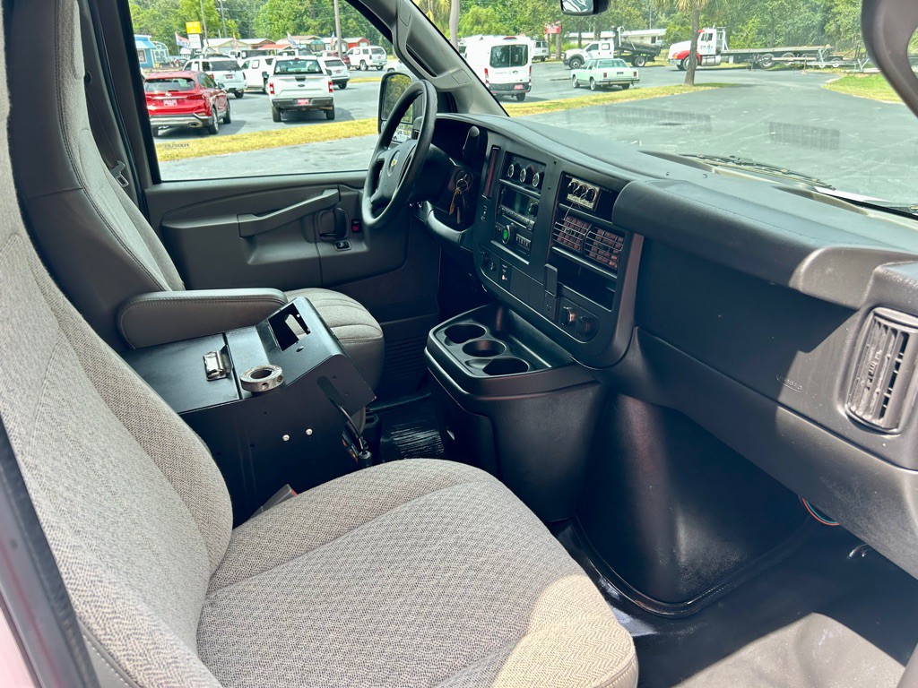 2016 Chevrolet Express Image 22
