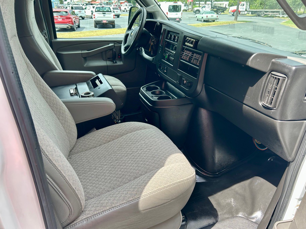 2016 Chevrolet Express Image 23