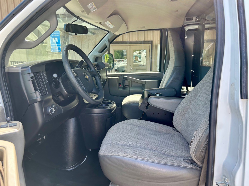 2016 Chevrolet Express Image 19