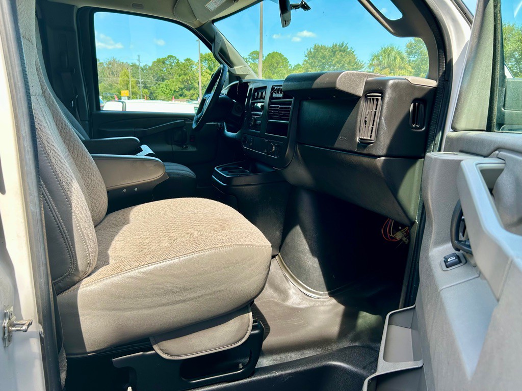 2016 Chevrolet Express Image 23
