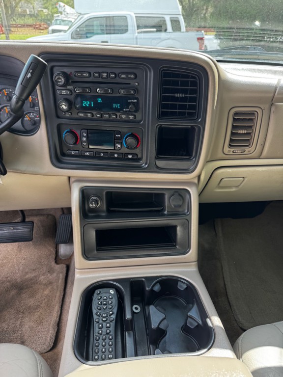 2004 Chevrolet Tahoe Image 14