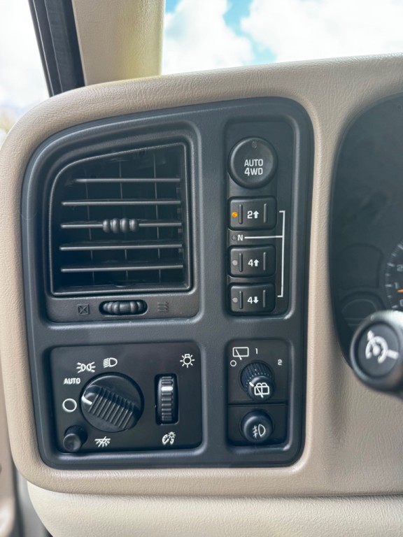 2004 Chevrolet Tahoe Image 15