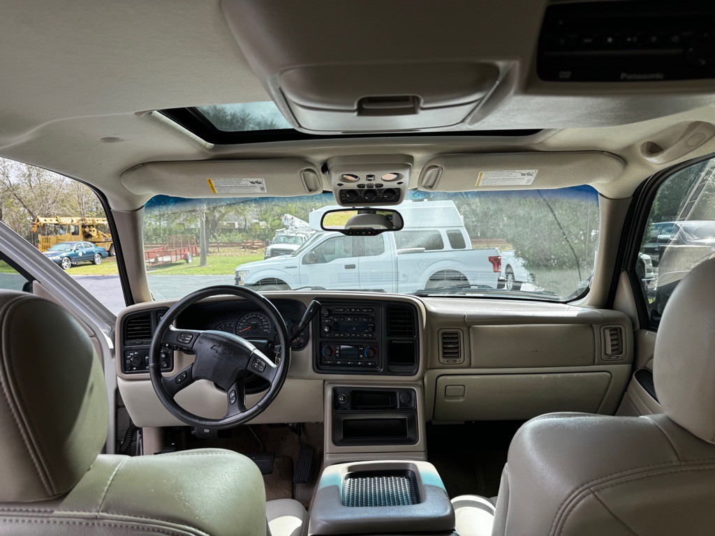 2004 Chevrolet Tahoe Image 17