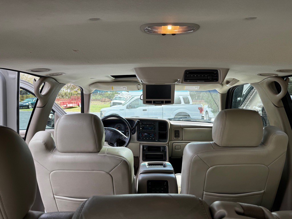 2004 Chevrolet Tahoe Image 18