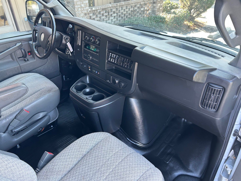 2022 Chevrolet Express Image 19