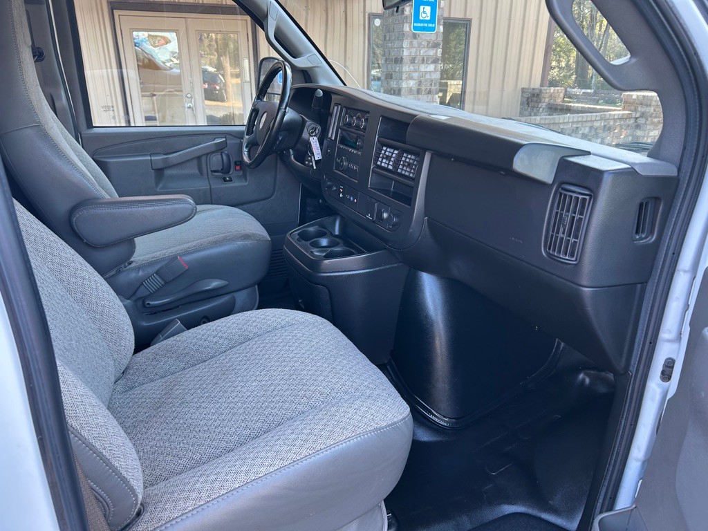 2022 Chevrolet Express Image 20