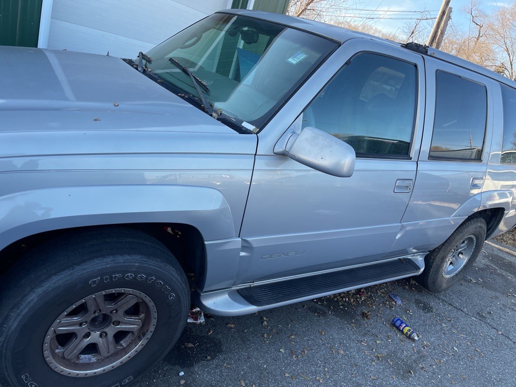 2000 GMC Yukon Image 2