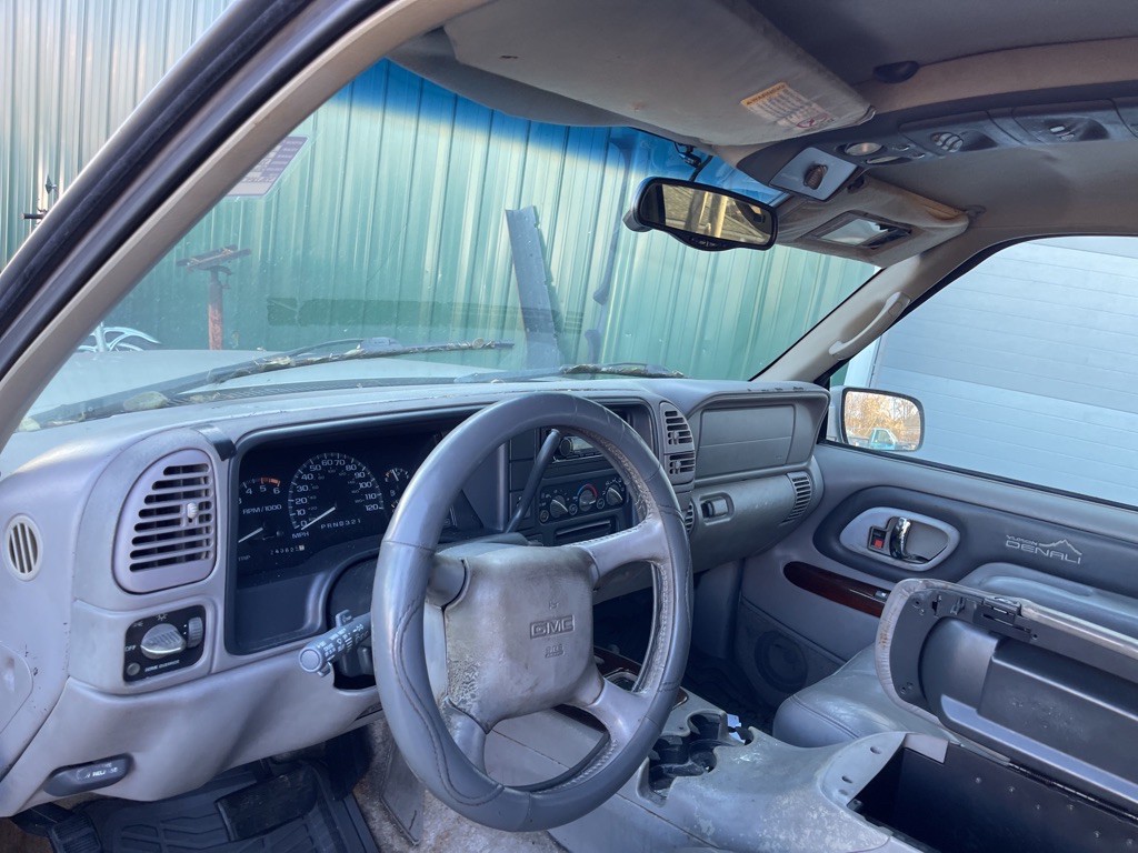 2000 GMC Yukon Image 3