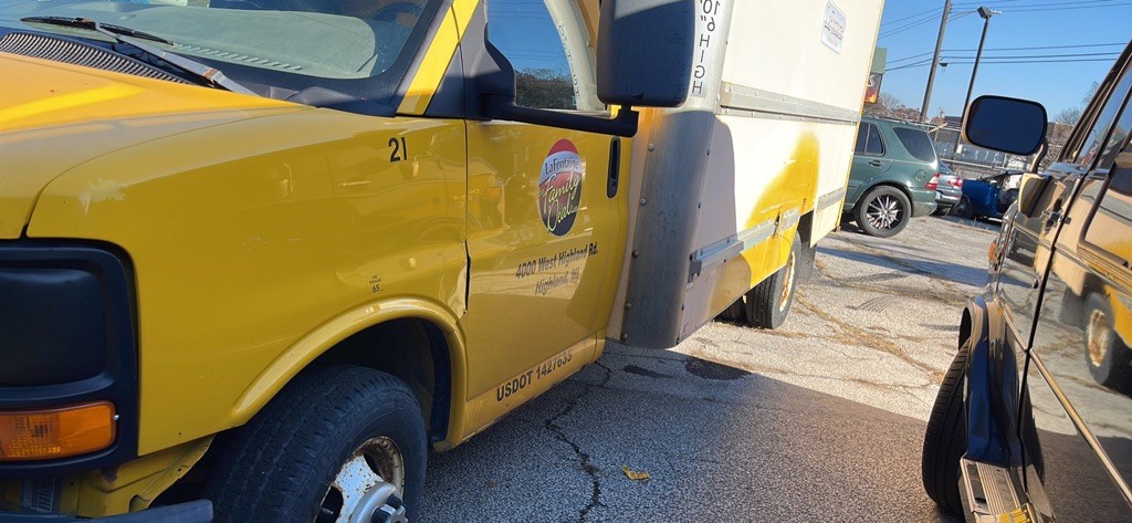 2009 GMC Savana Image 2