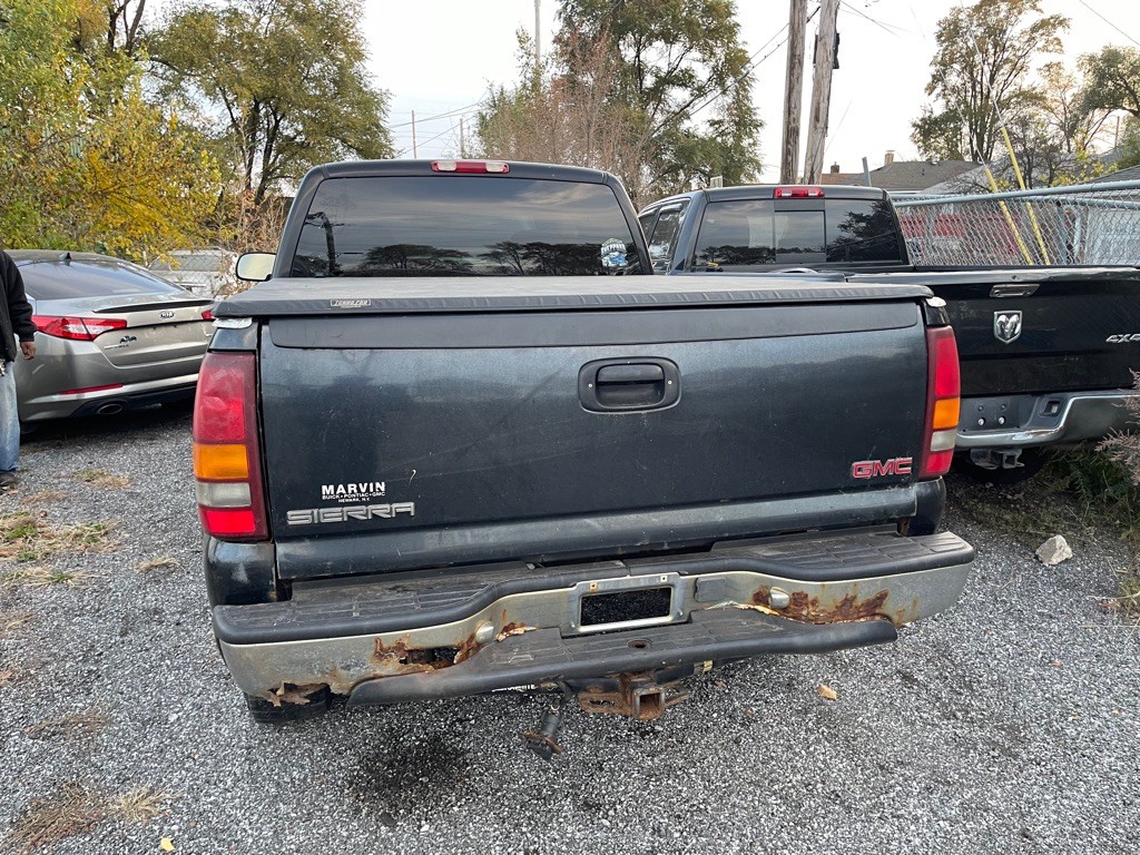 2001 GMC Sierra Image 2