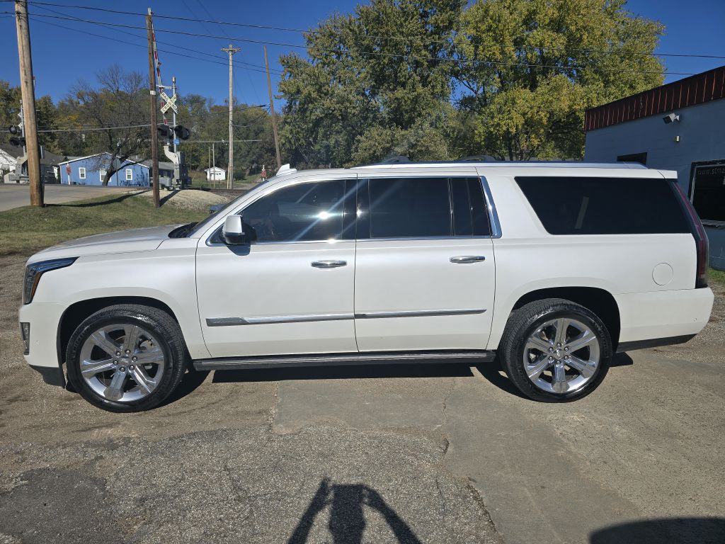 2017 Cadillac Escalade Image 2