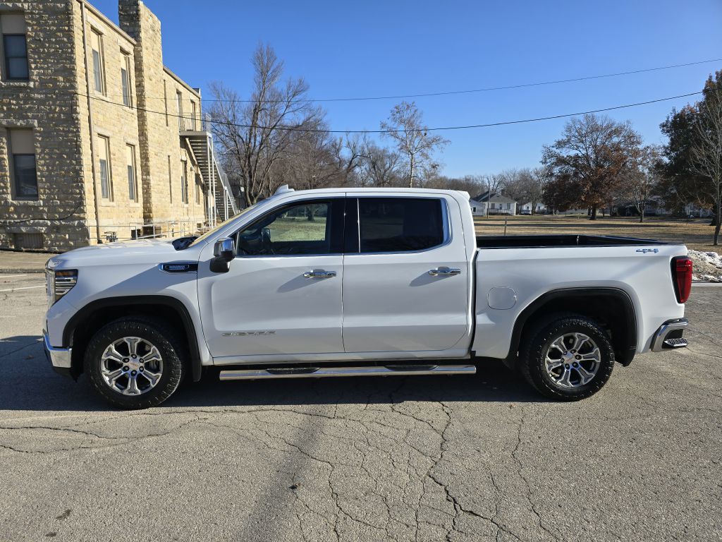 2022 GMC Sierra Image 2