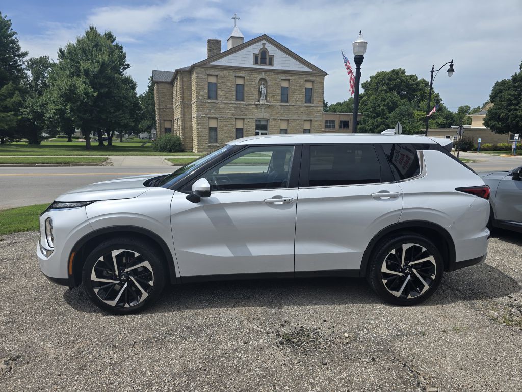 2024 Mitsubishi Outlander Image 2