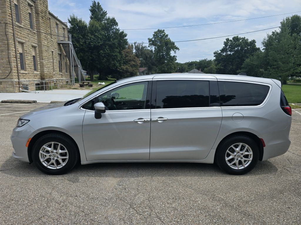 2023 Chrysler Pacifica Image 2