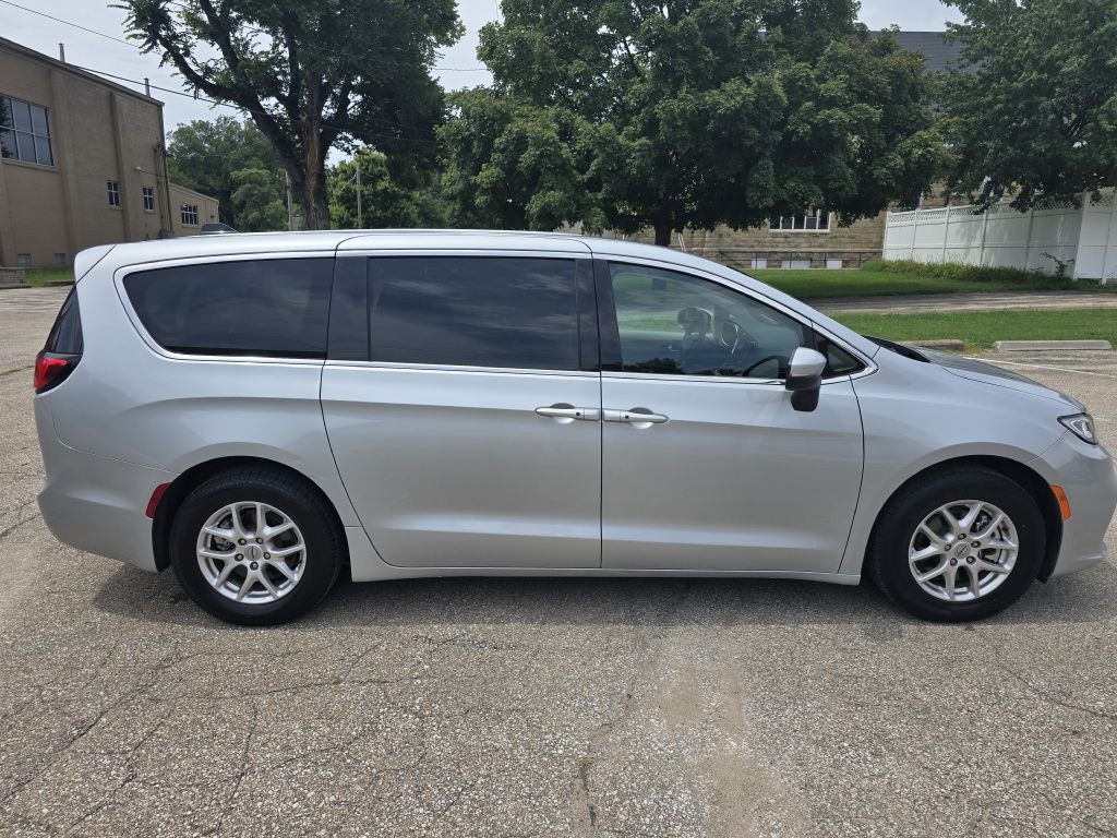 2023 Chrysler Pacifica Image 4