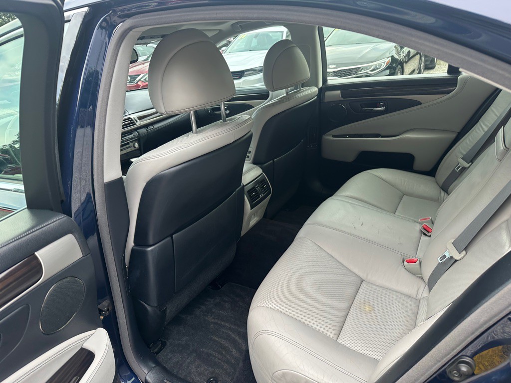 2013 Lexus LS Image 12