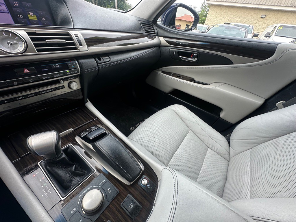 2013 Lexus LS Image 22