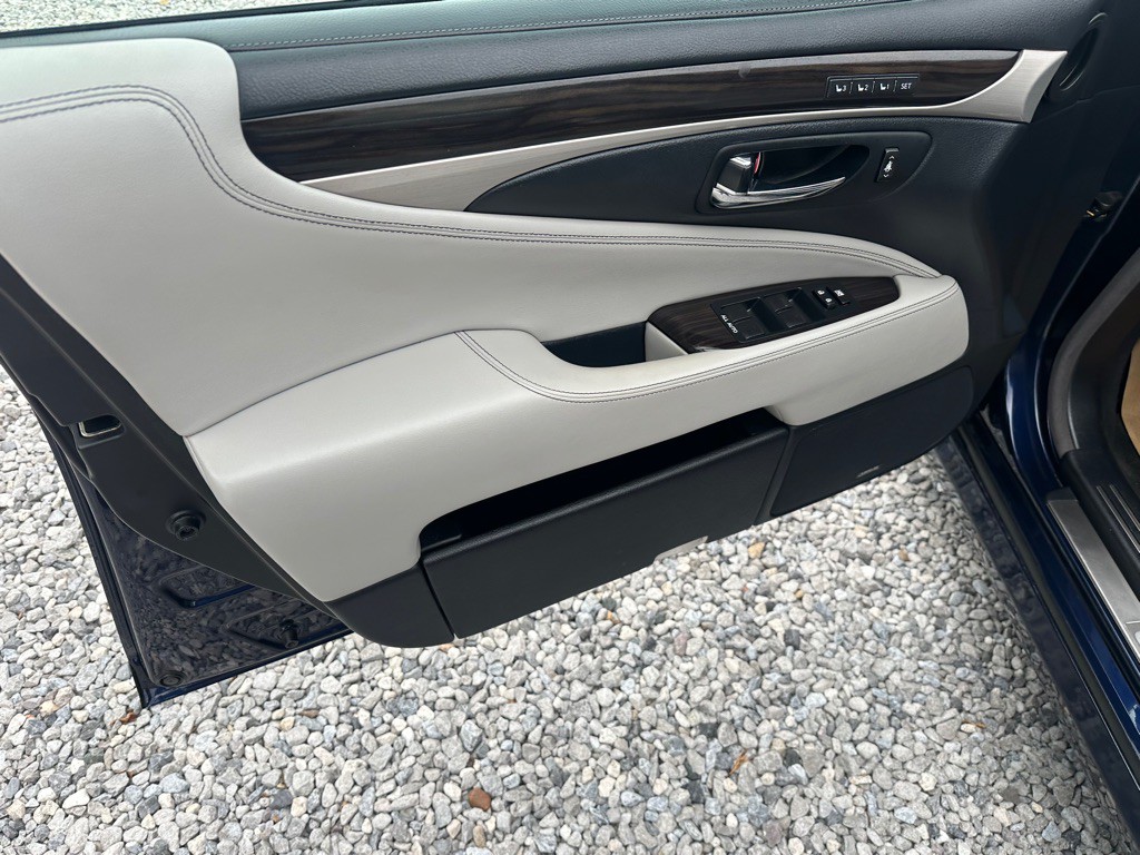 2013 Lexus LS Image 28