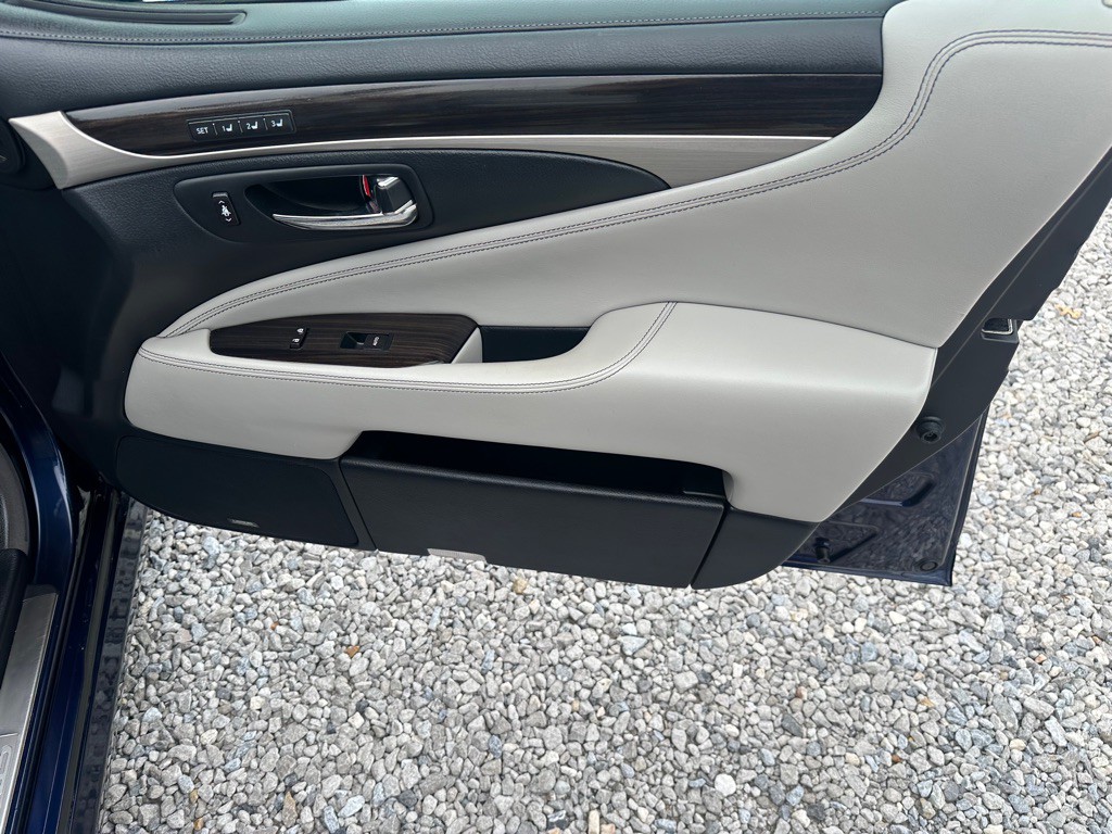 2013 Lexus LS Image 30