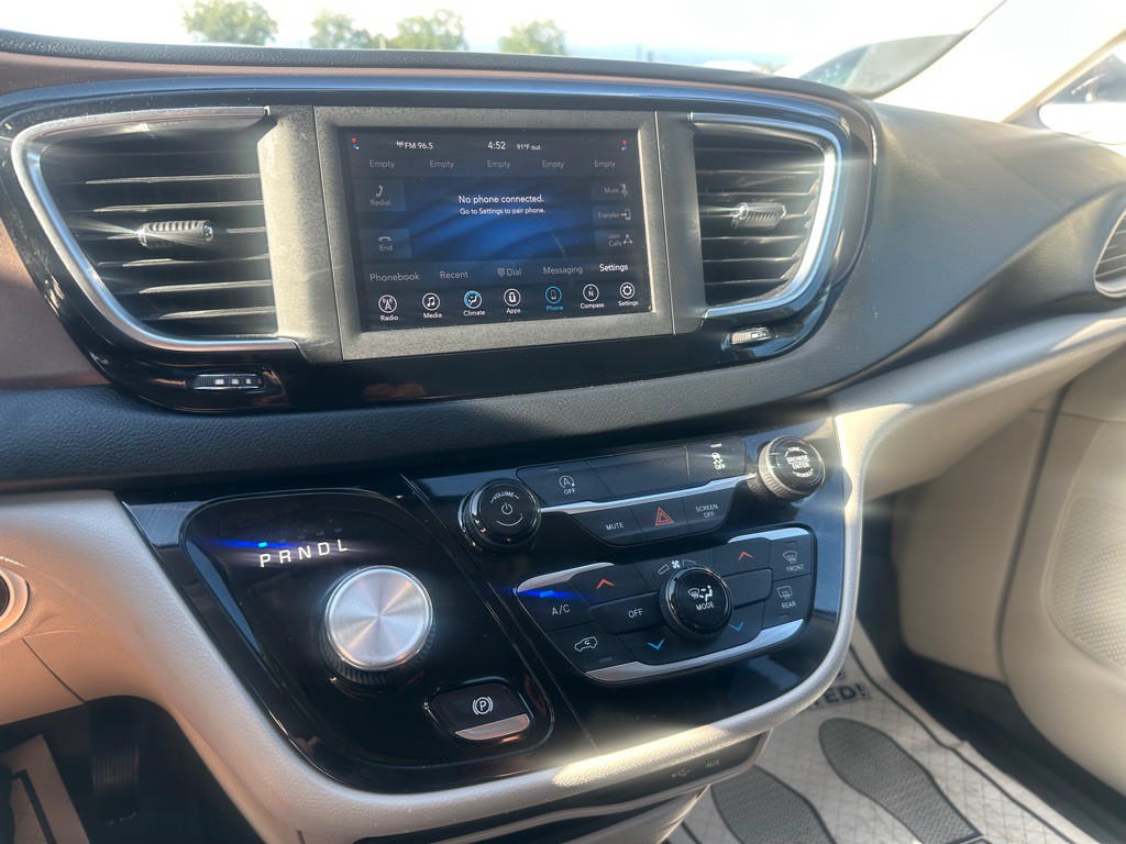 2020 Chrysler Voyager Image 18