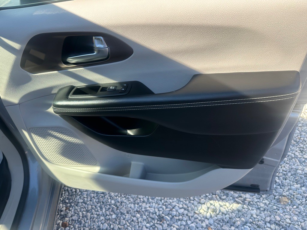 2020 Chrysler Voyager Image 24