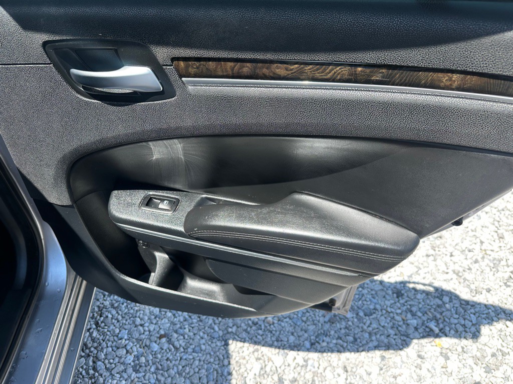 2014 Chrysler 300 Image 26