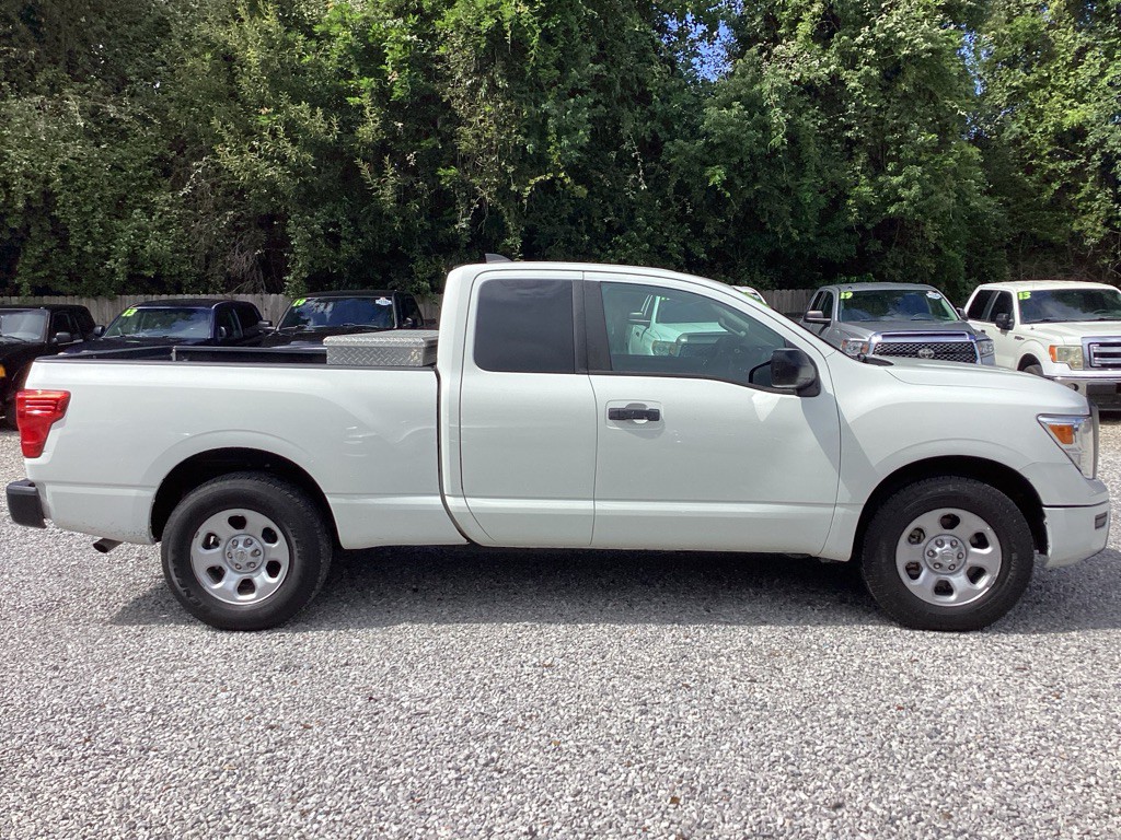 2022 Nissan Titan Image 8