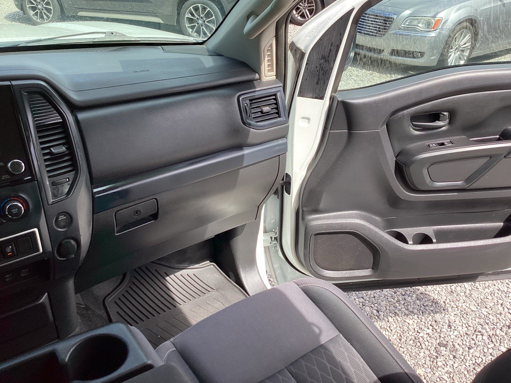 2022 Nissan Titan Image 13