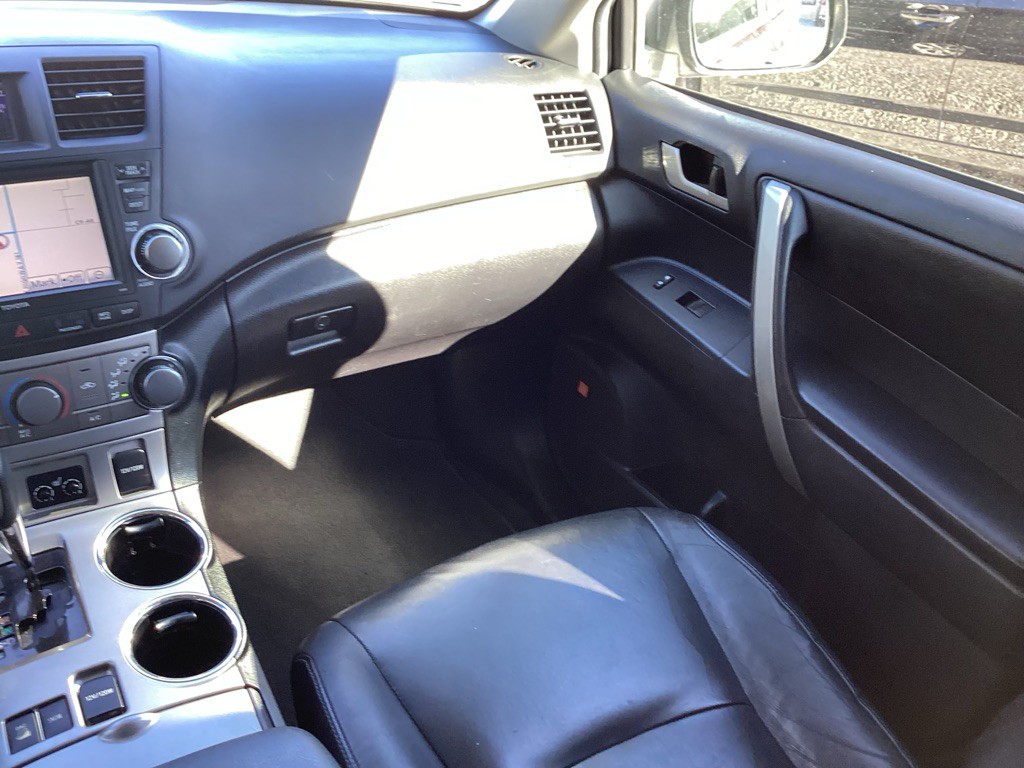 2012 Toyota Highlander Image 16