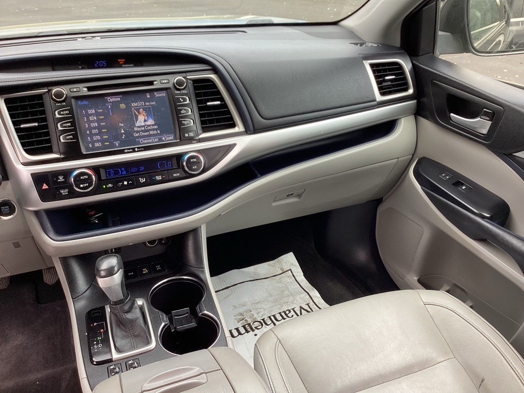 2015 Toyota Highlander Image 17