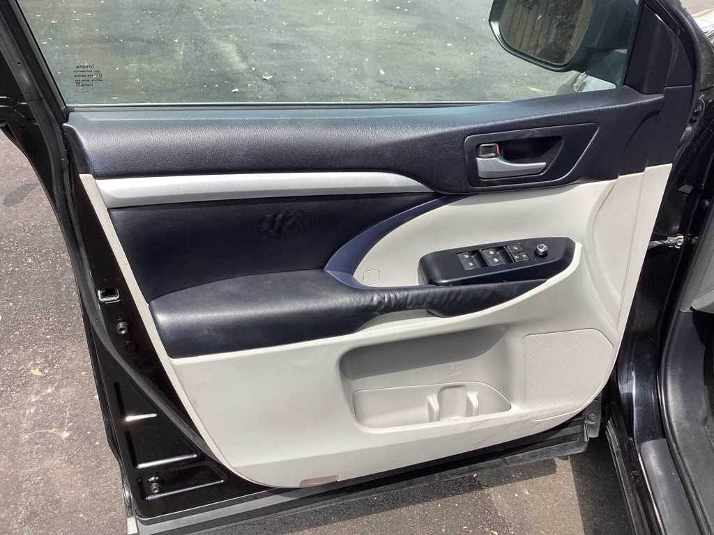 2015 Toyota Highlander Image 25