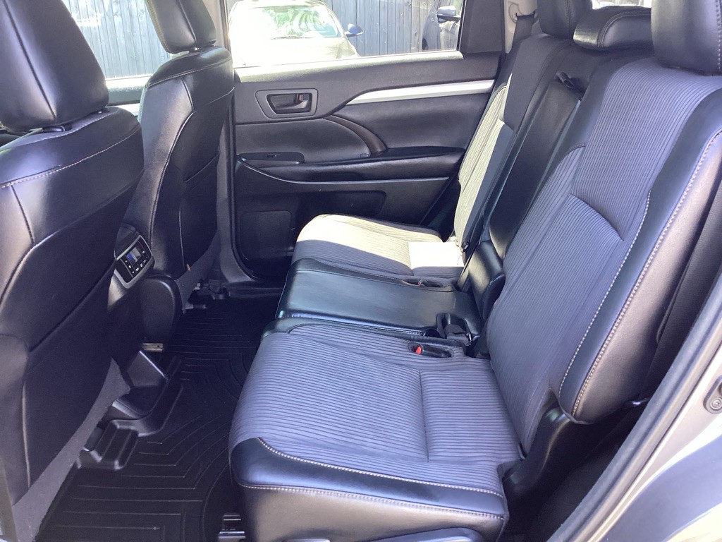 2017 Toyota Highlander Image 11