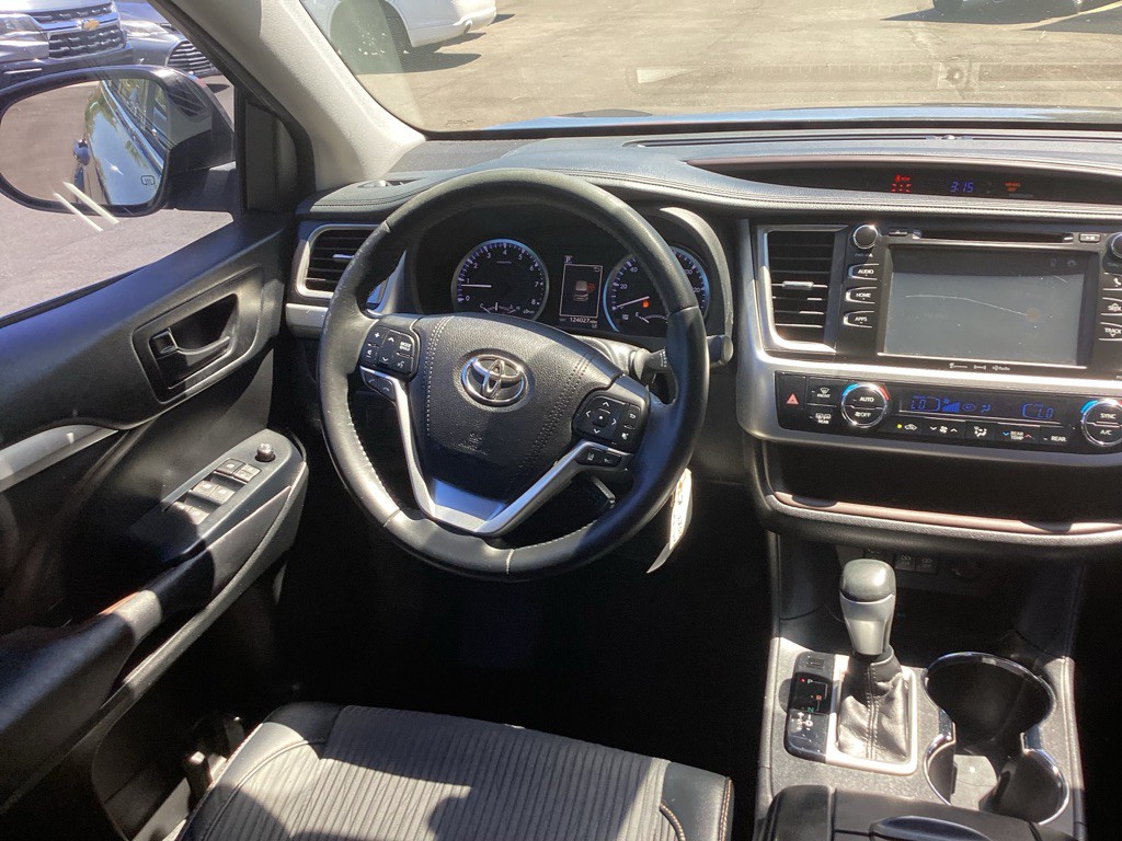 2017 Toyota Highlander Image 16