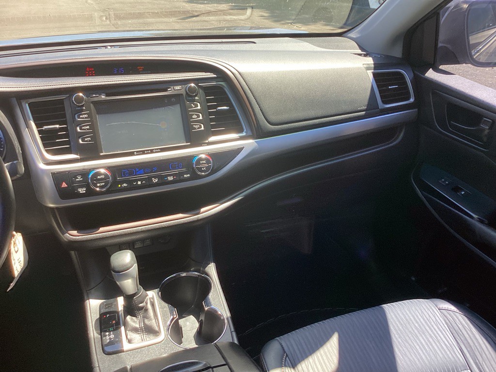 2017 Toyota Highlander Image 17