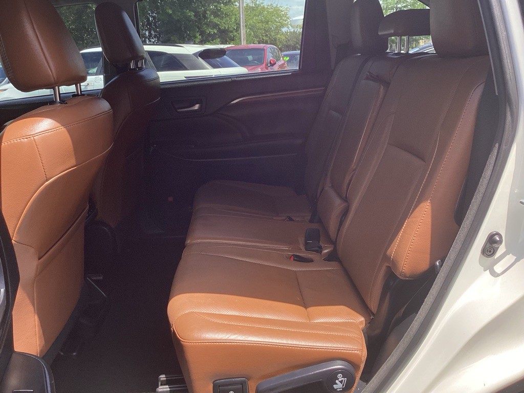 2017 Toyota Highlander Image 11