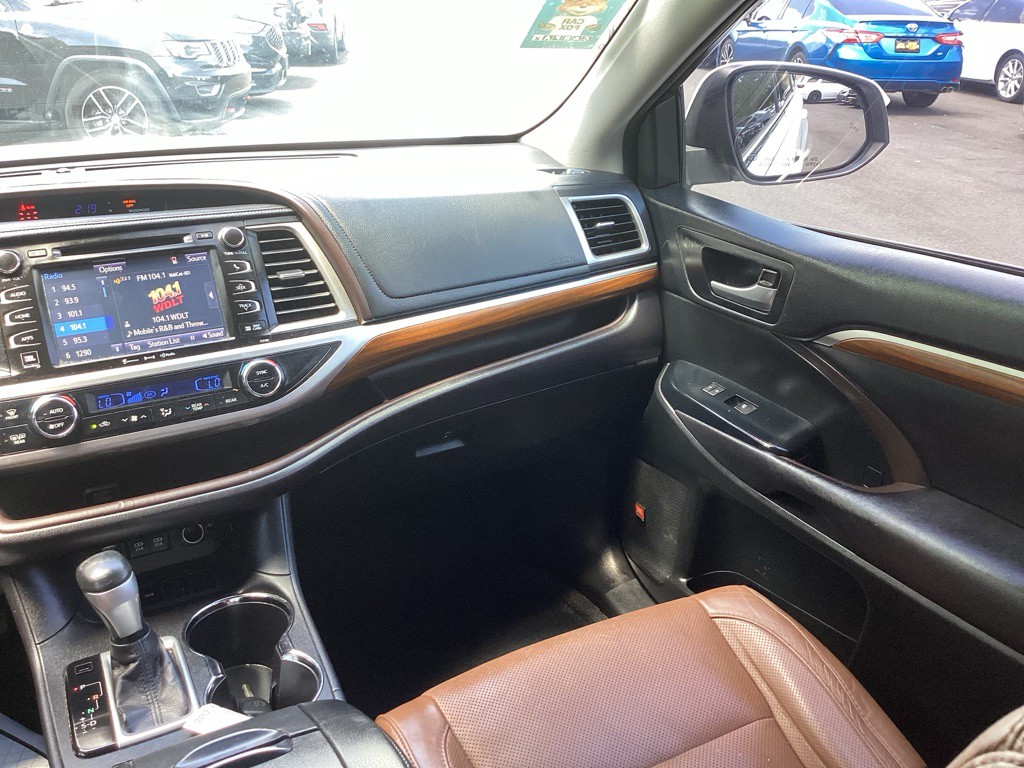 2017 Toyota Highlander Image 16