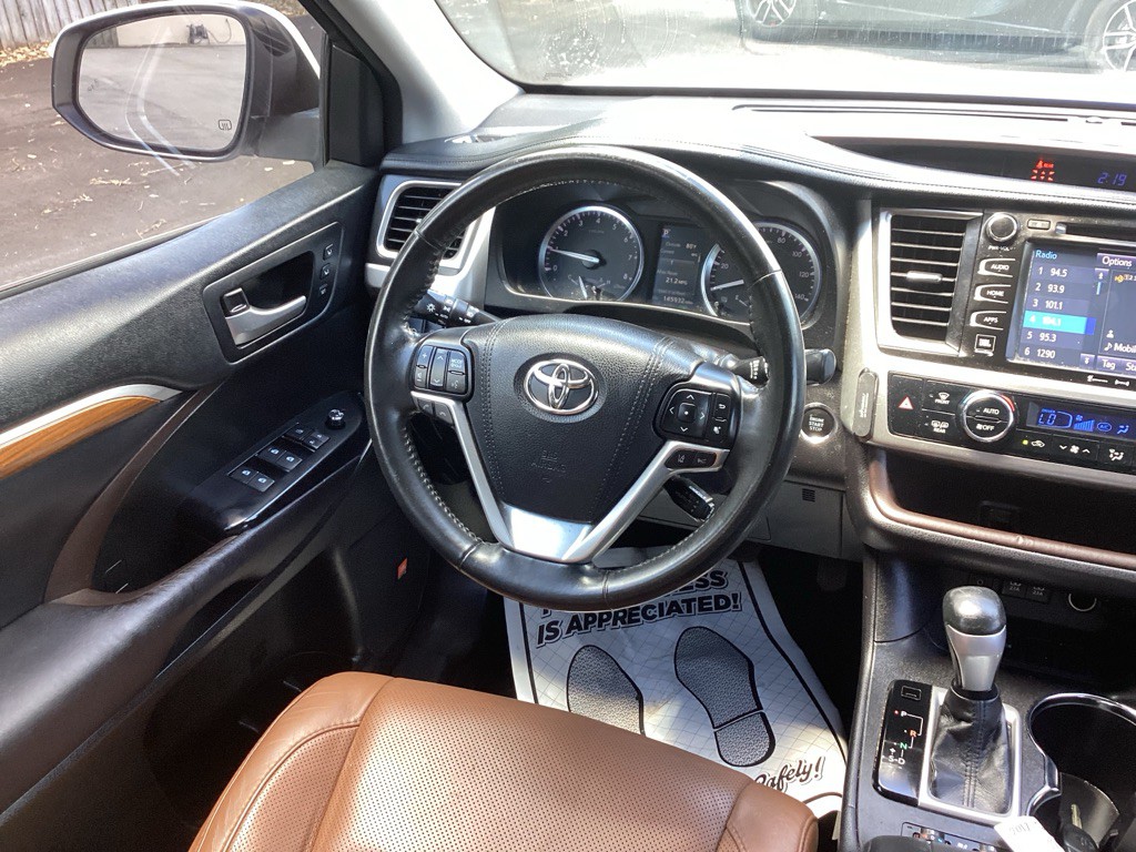 2017 Toyota Highlander Image 17
