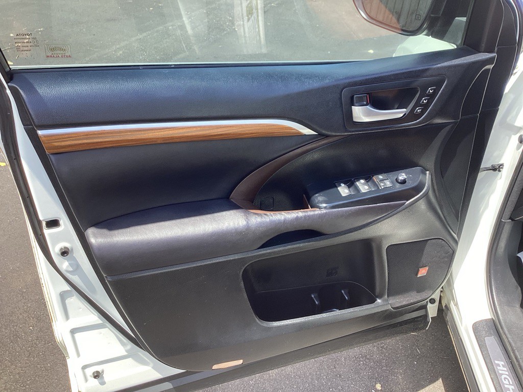 2017 Toyota Highlander Image 26