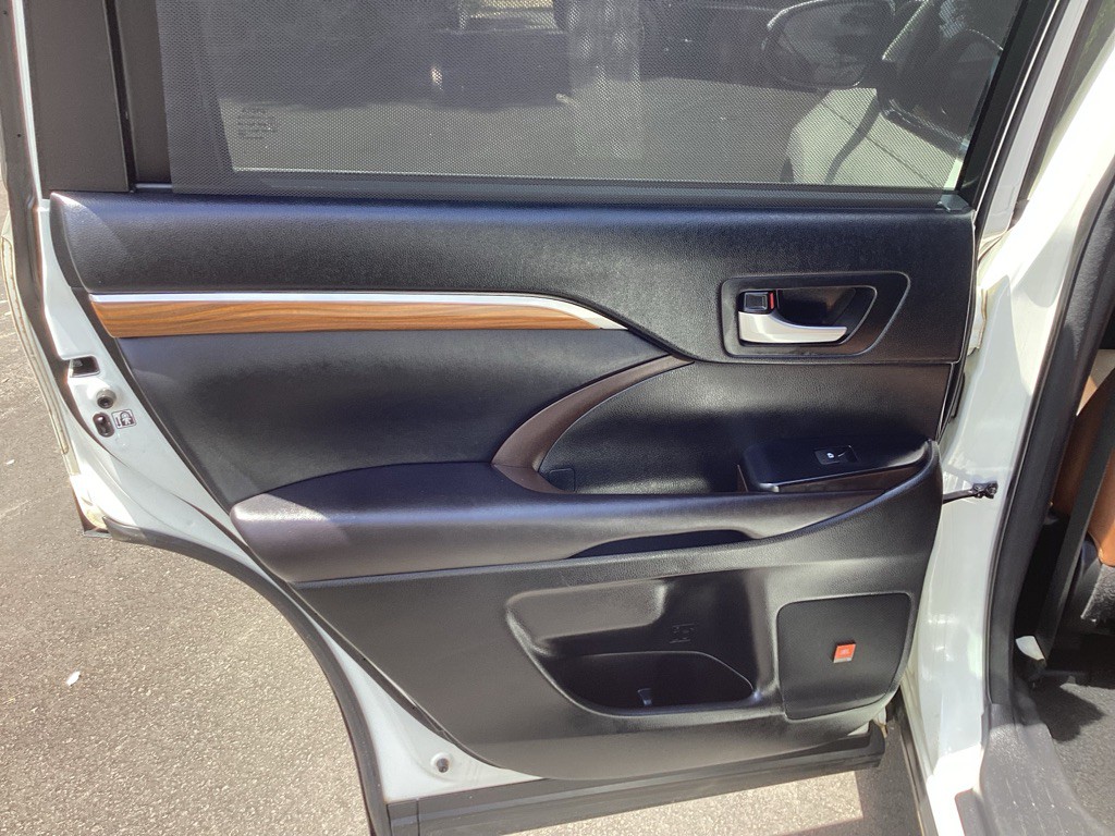 2017 Toyota Highlander Image 27